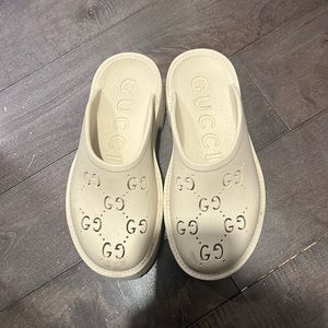 Gucci rubber platform slides !! Size 37 worn a few times in great condition